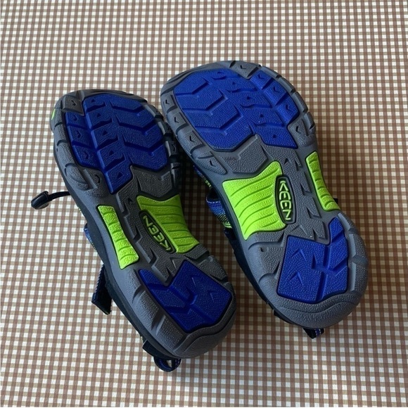 Keen Newport H2 blue/green/black water shoes.
Big Kids size 4 - Picture 7 of 9
